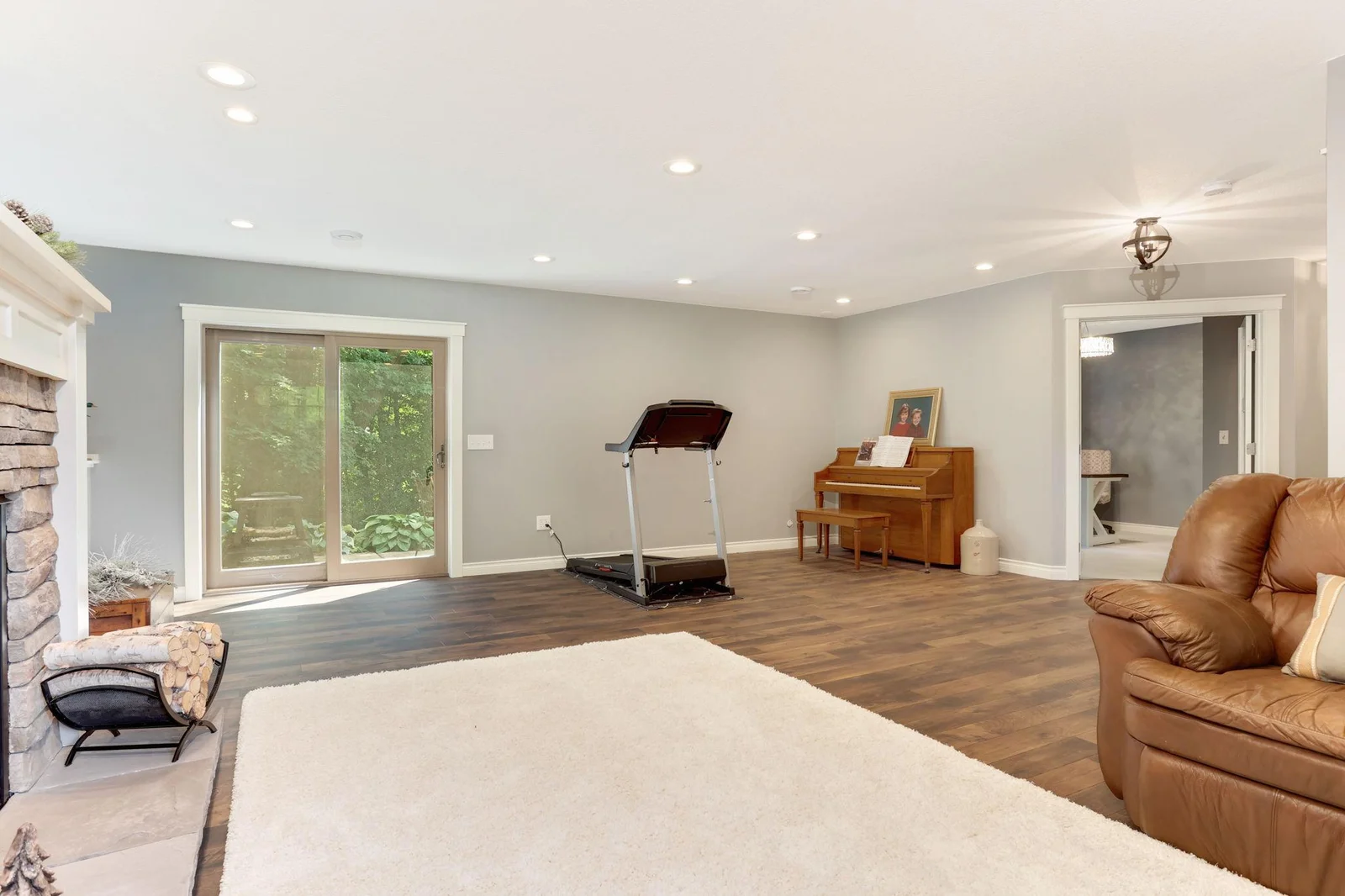 18-web-or-mls-10483 6TH ST NE_018.jpg