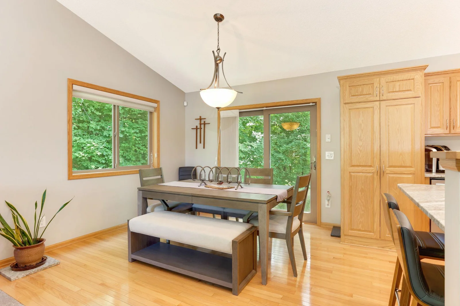 7-web-or-mls-10483 6TH ST NE_007.jpg