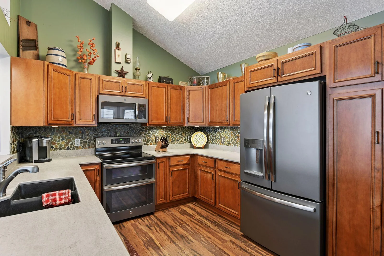The perfect space to create your favorite meals, featuring a double oven and plenty of counter space for all your prep needs.