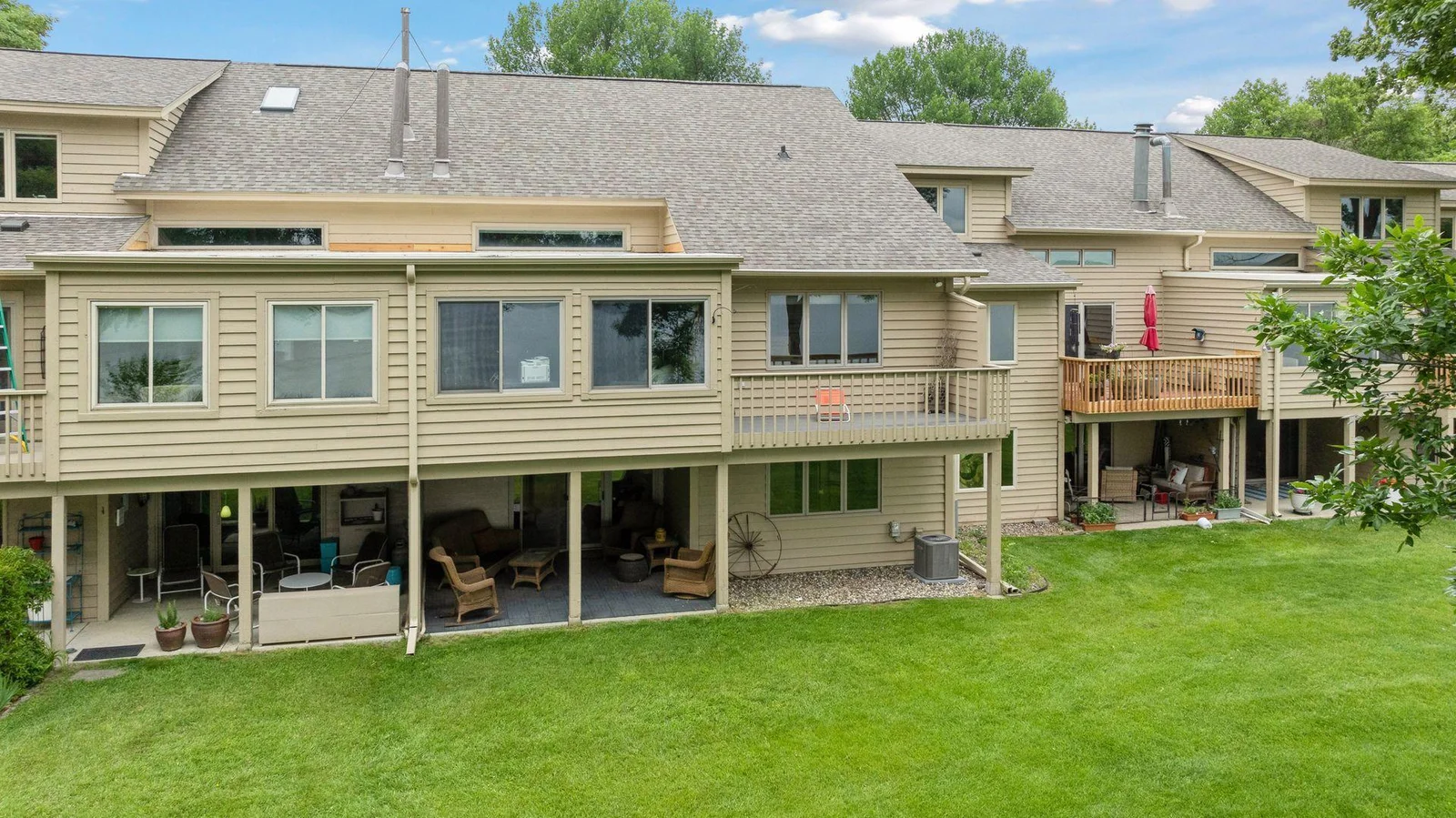 This 1995-built townhome is one of the larger units in the community, featuring a private back deck and lower-level patio. Thoughtfully designed with transom and oversized windows, it maximizes natural light throughout the home
