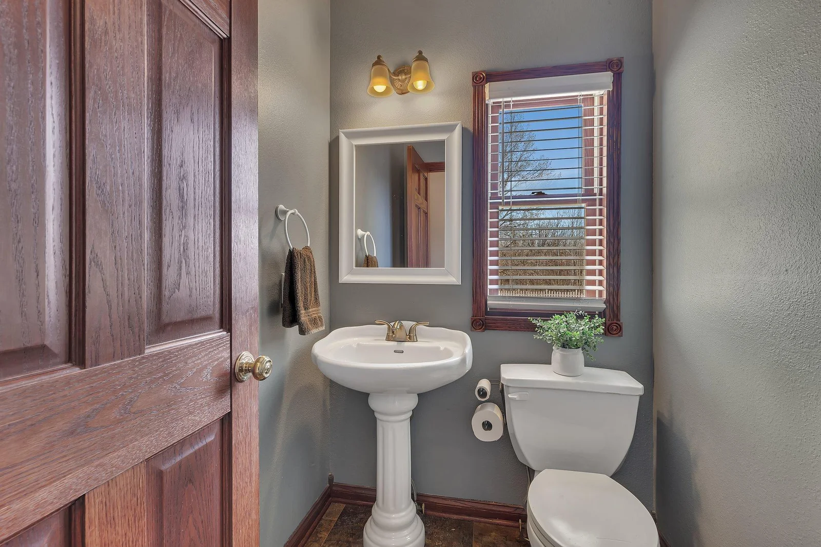 Main floor 1/2 bath
