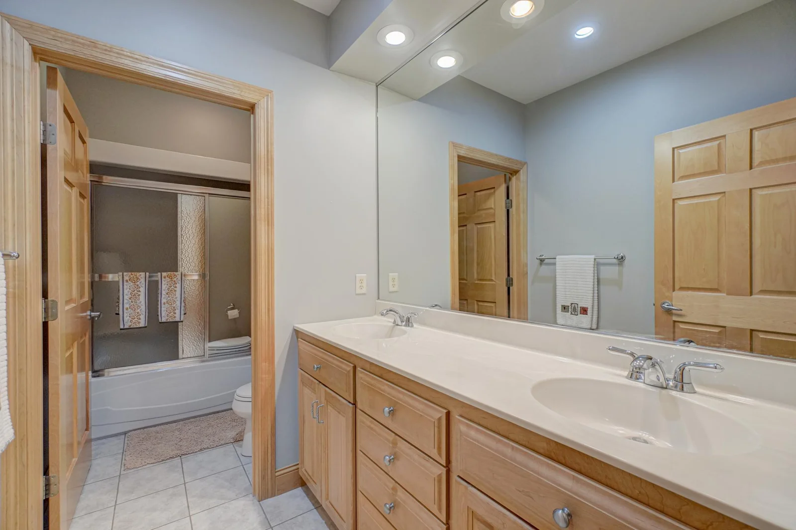 Lower level full bath