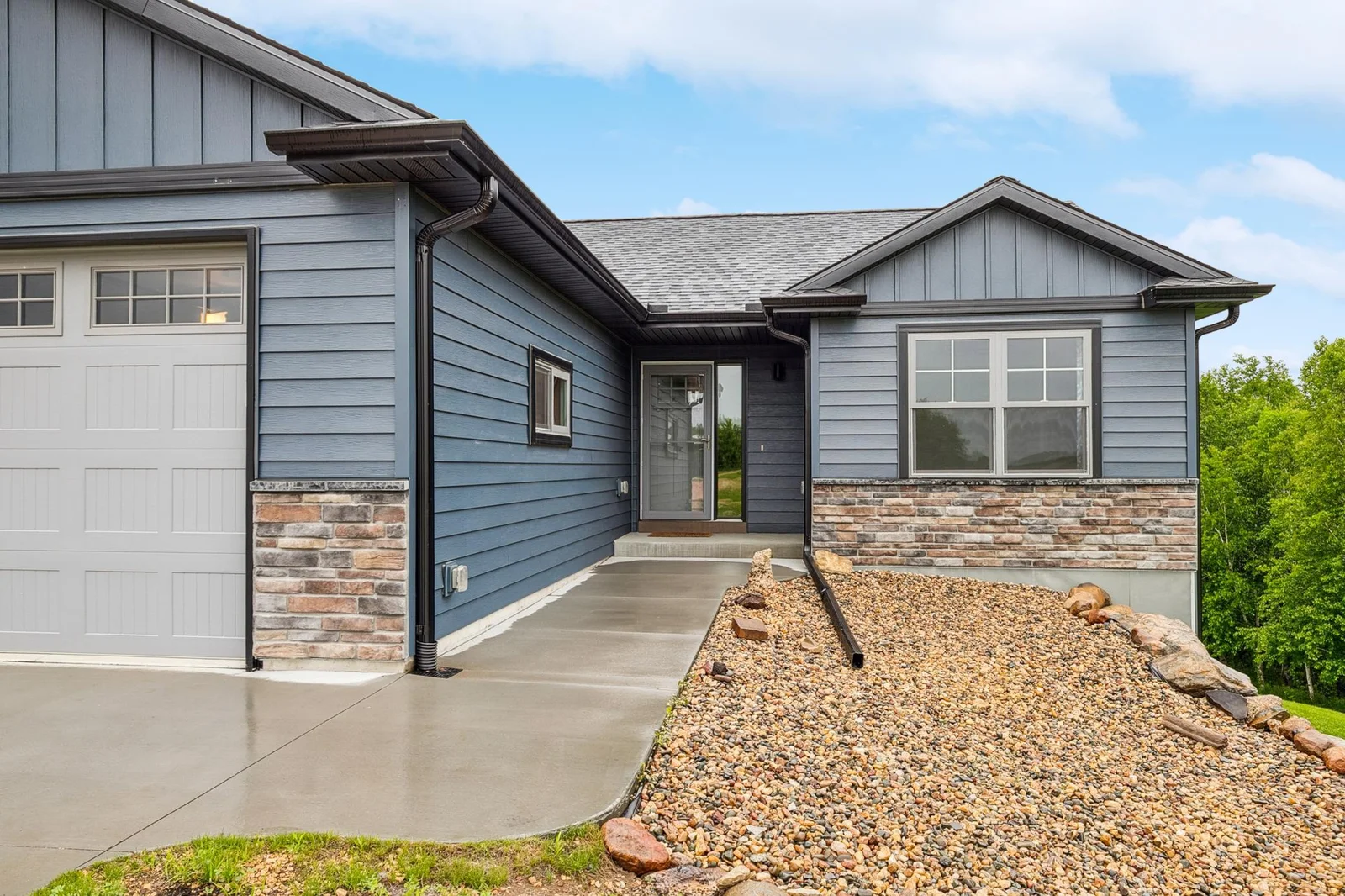 Modern design meets natural beauty on 3.3 private acres.