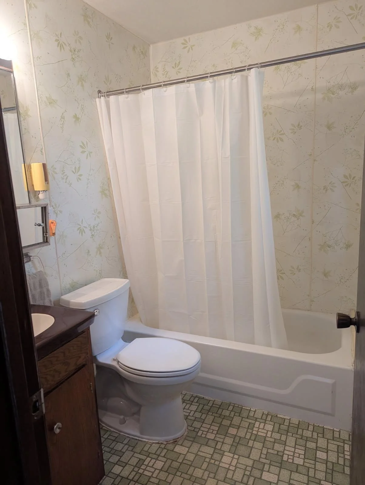 Full bathrom main level
