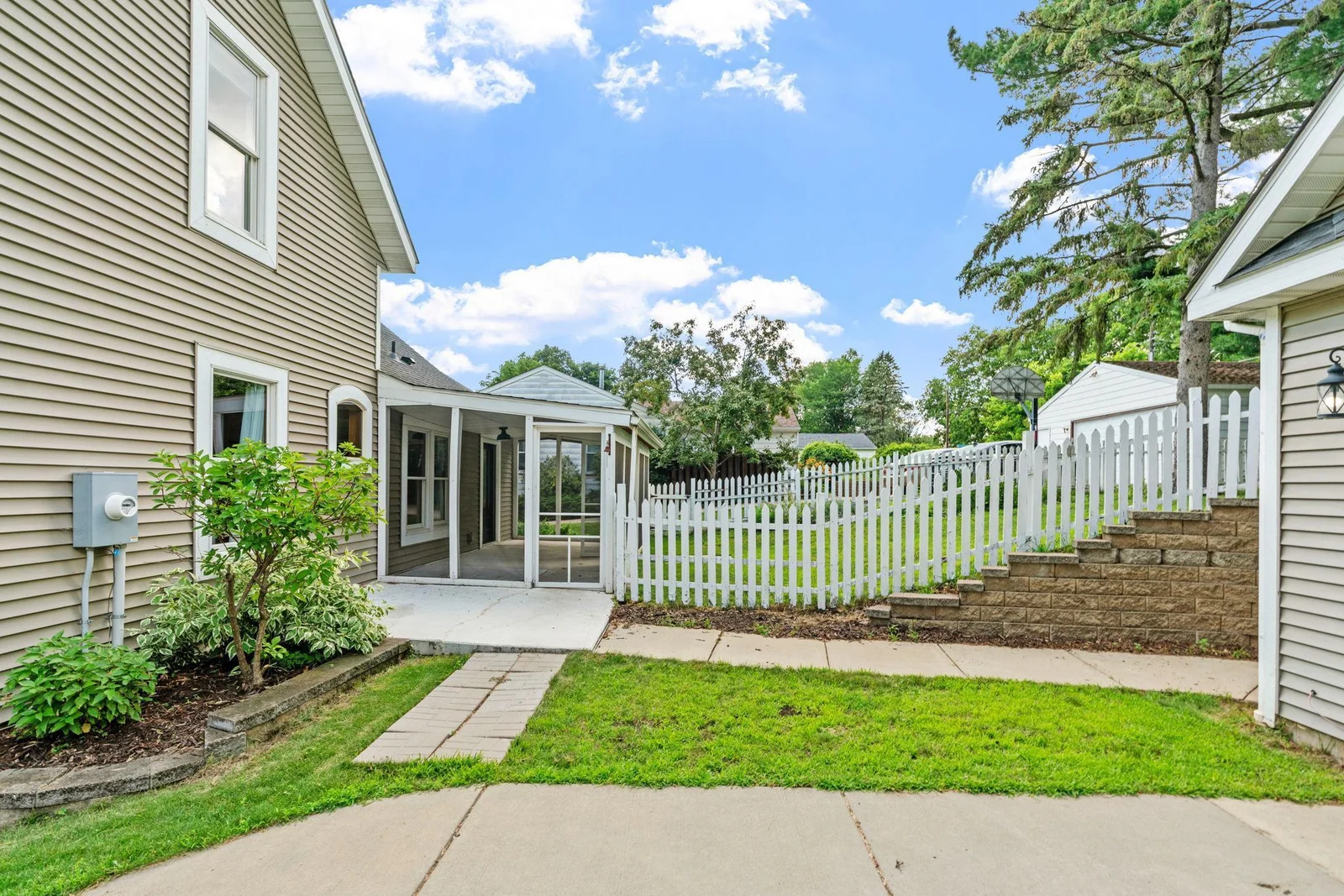 6-web-or-mls-638 7th St-6.jpg
