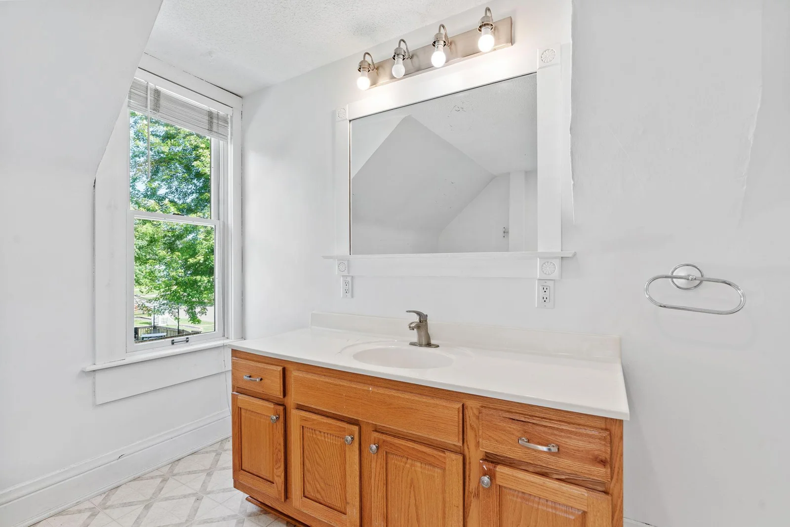 42-web-or-mls-638 7th St-42.jpg