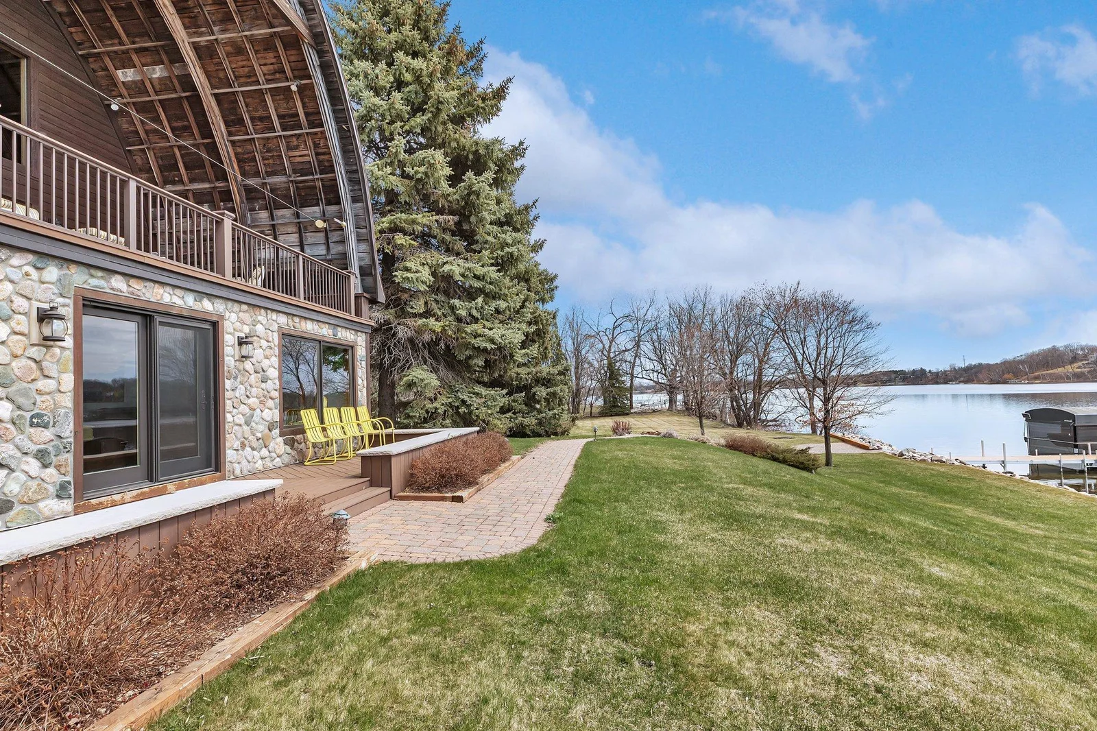 Let the lake be your backyard.