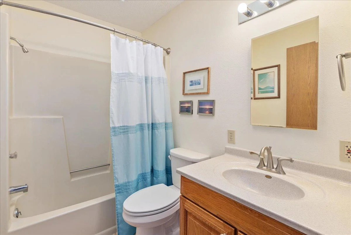 16-Bathroom.jpg