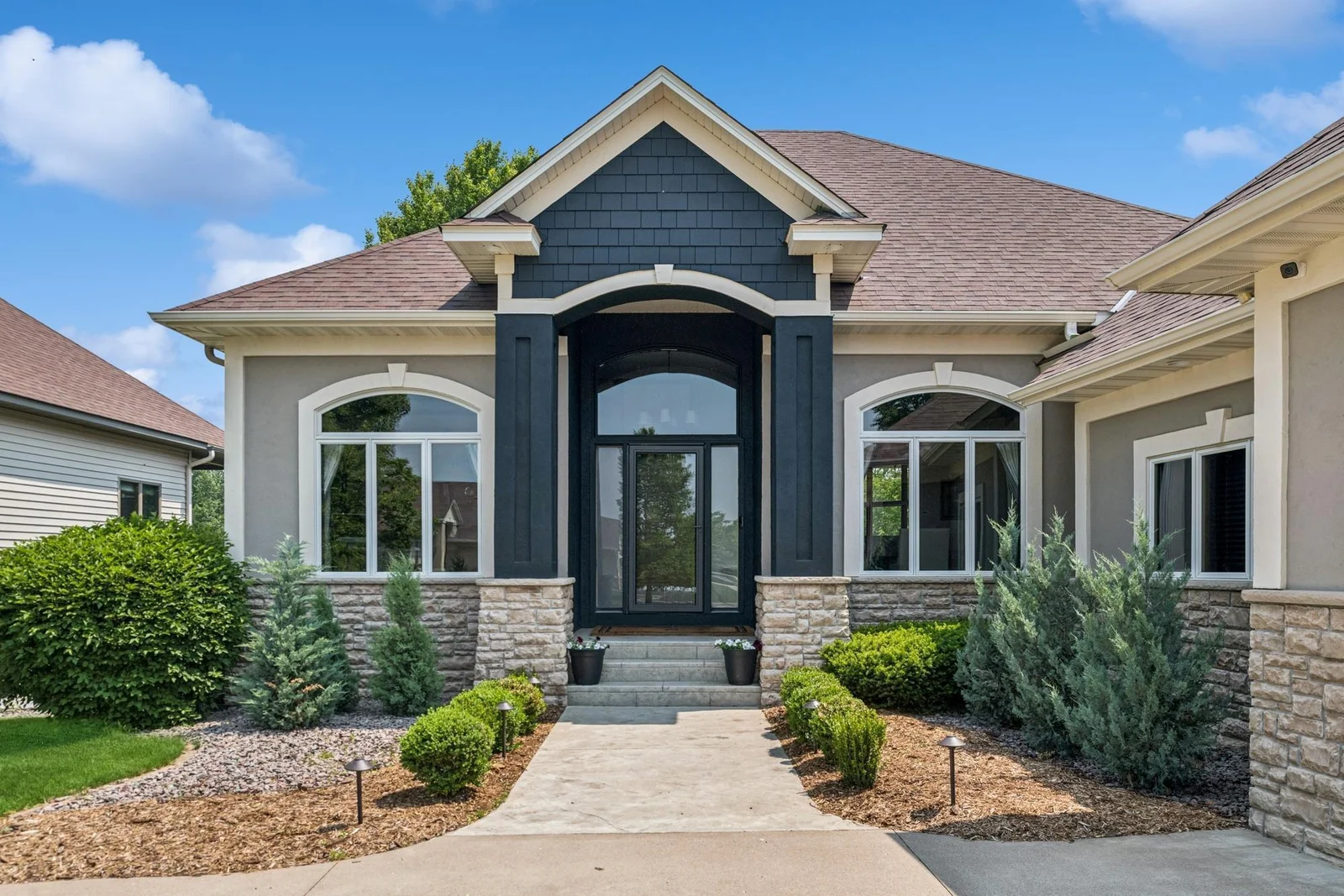 Beautiful detached townhome in The Lakes of Blaine