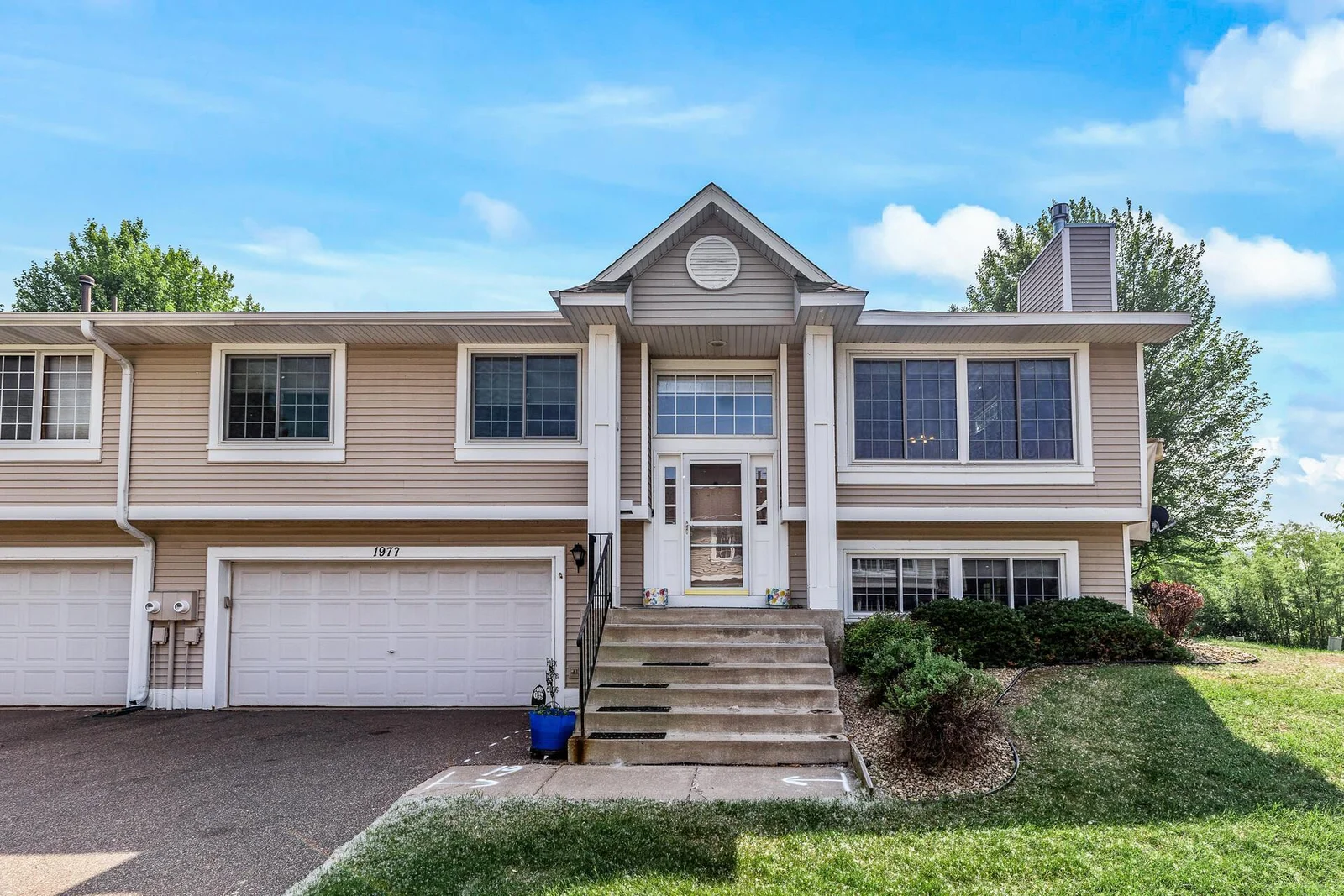Welcome home to 1977 Granite Ave N in Oakdale MN!
