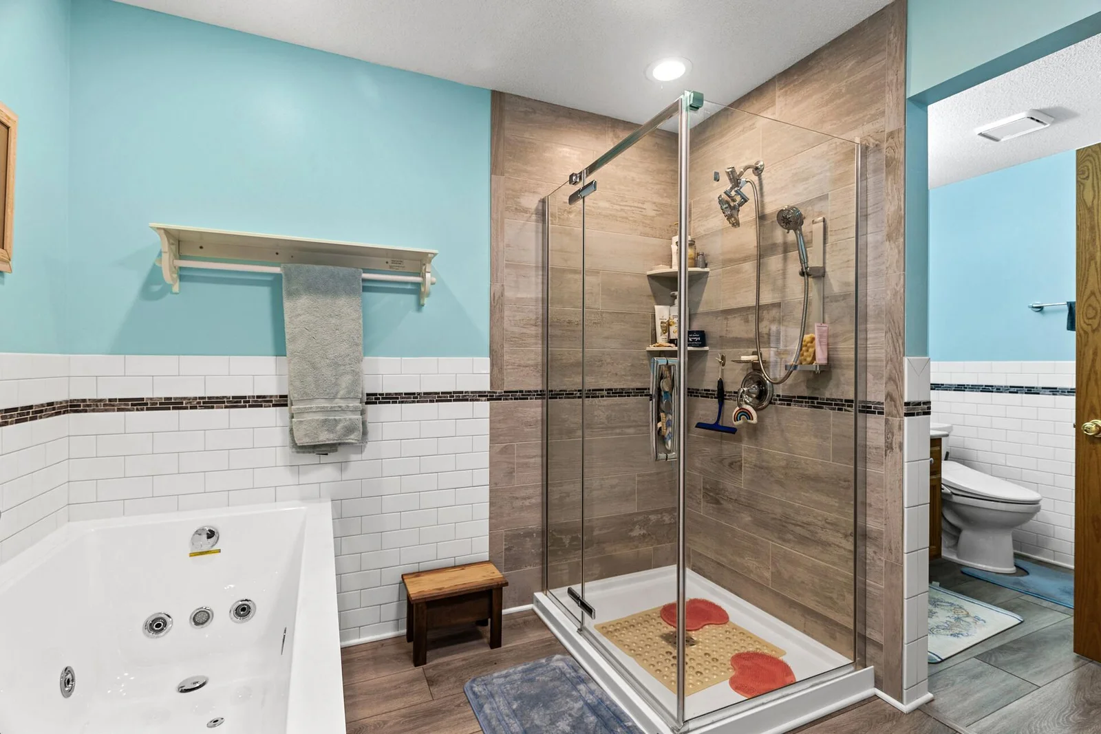 Upper level full bathroom