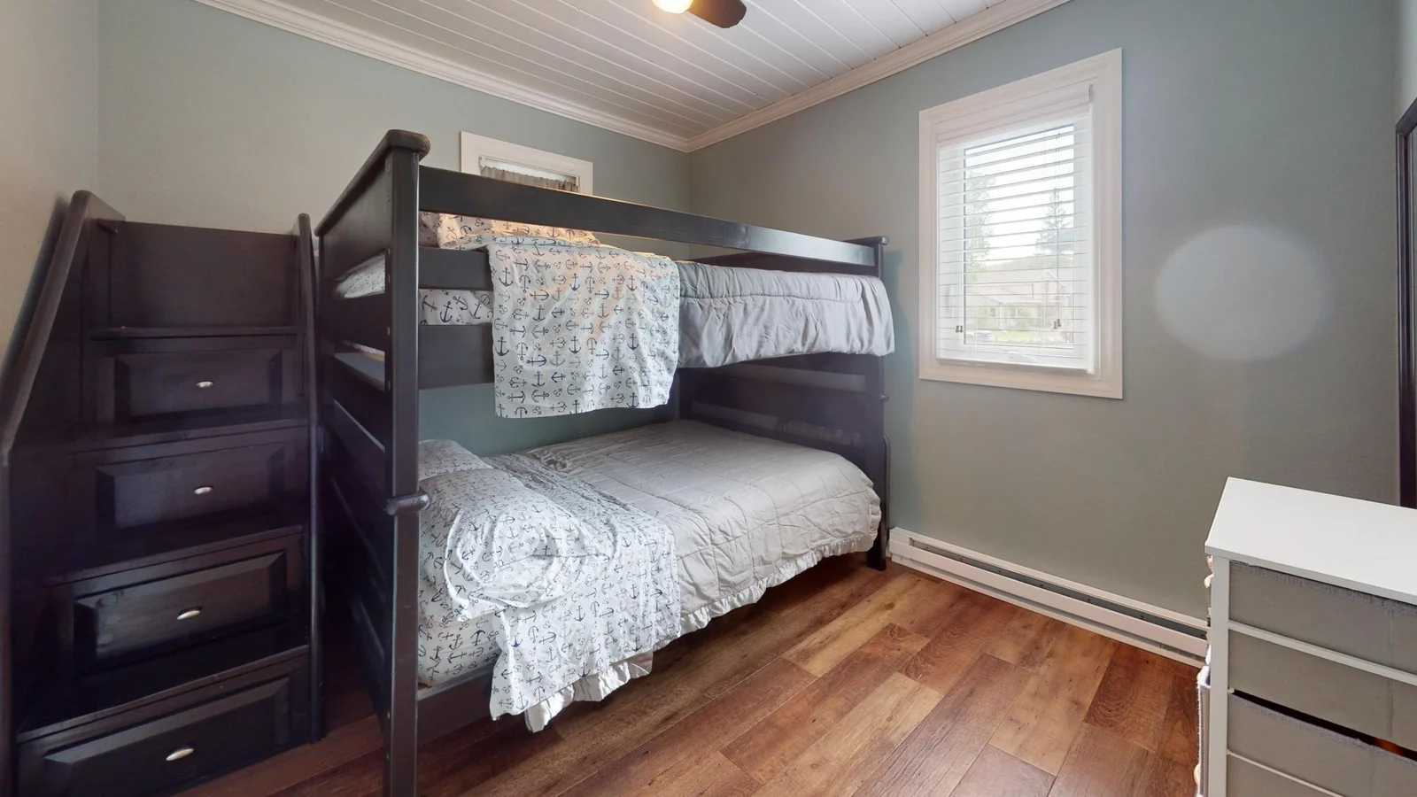 27096-Little-Floyd-Lake-Rd-Bedroom.jpg