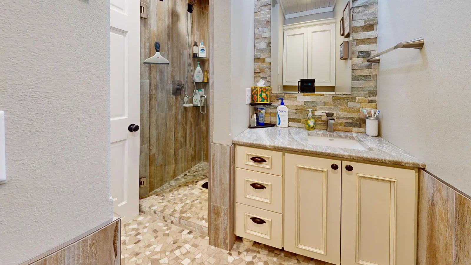 27096-Little-Floyd-Lake-Rd-Bathroom.jpg