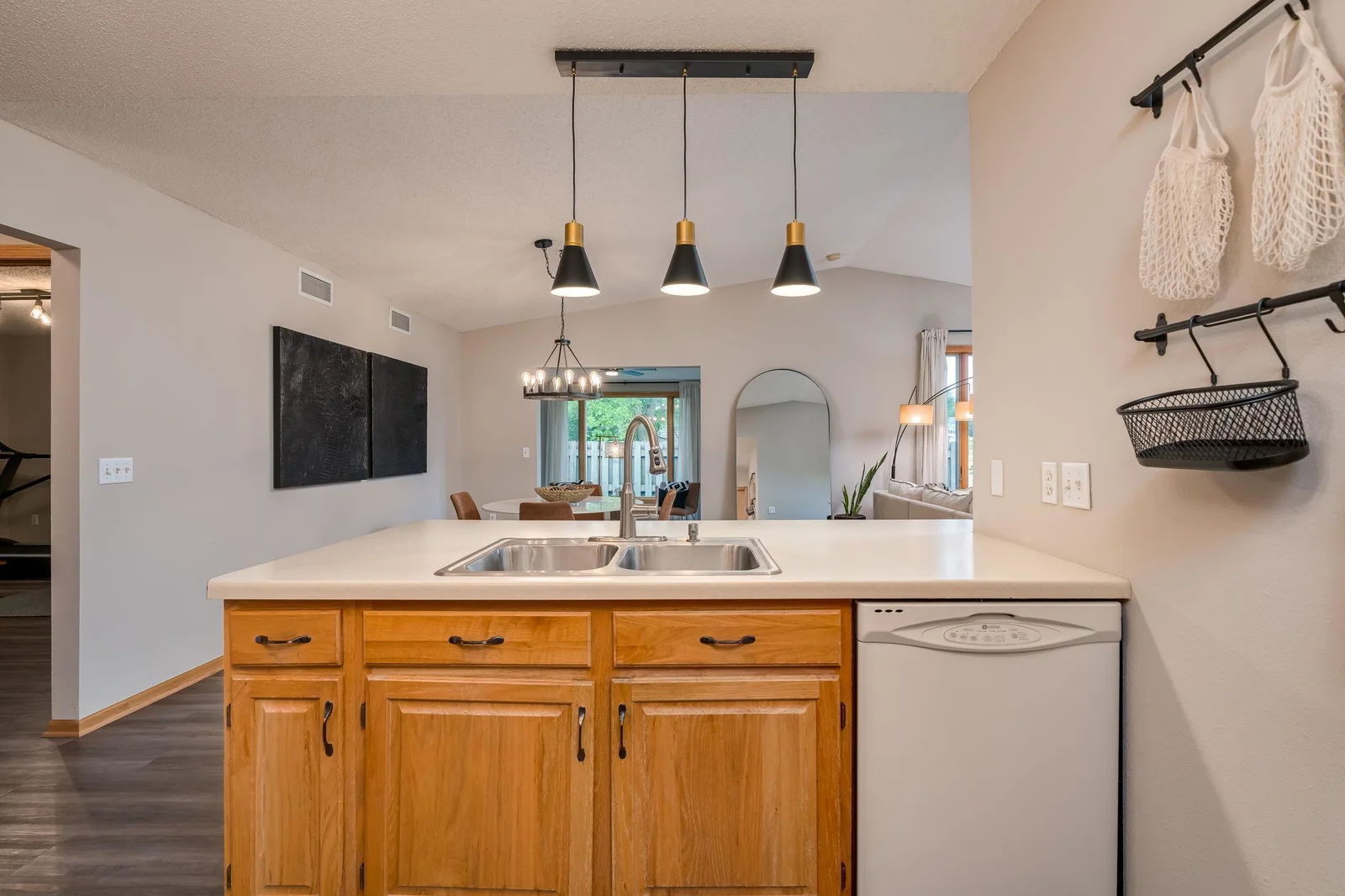15-web-or-mls-623-e-rolling-hills-dr.jpg
