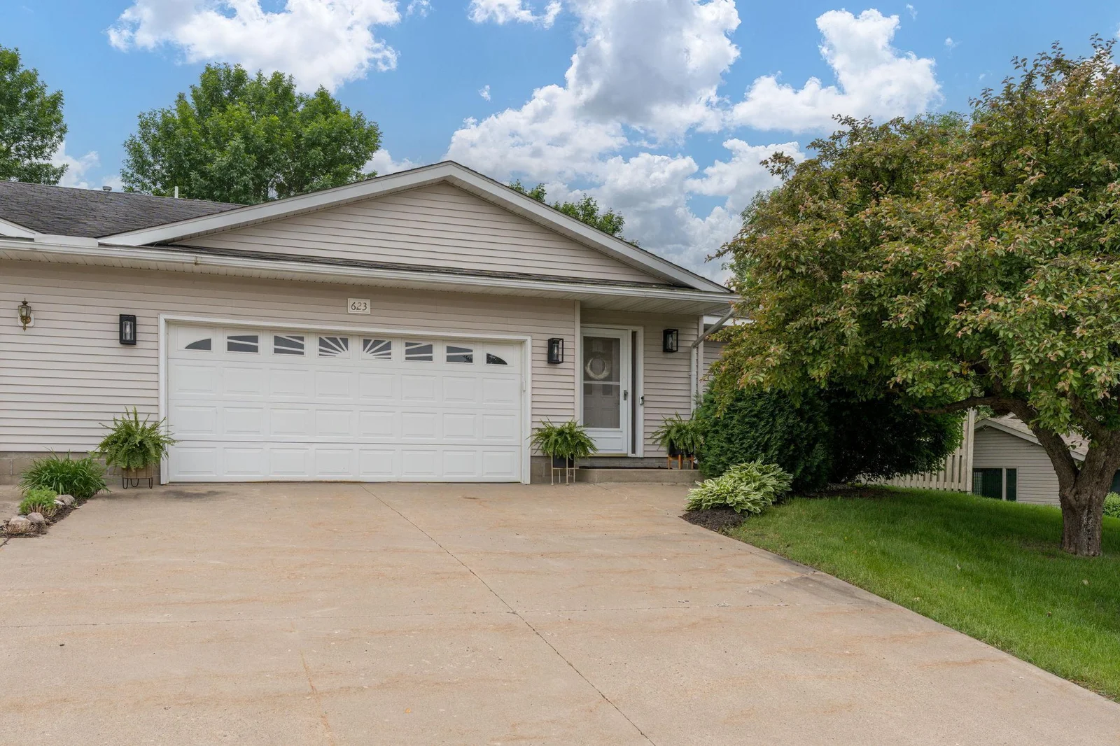1-web-or-mls-623-e-rolling-hills-dr.jpg