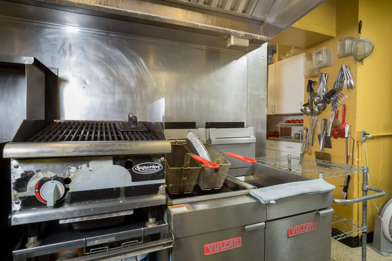 13 Kitchen.jpg