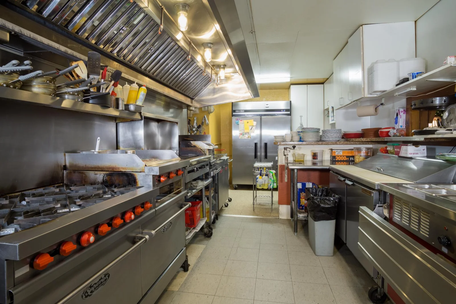 14 Kitchen.jpg