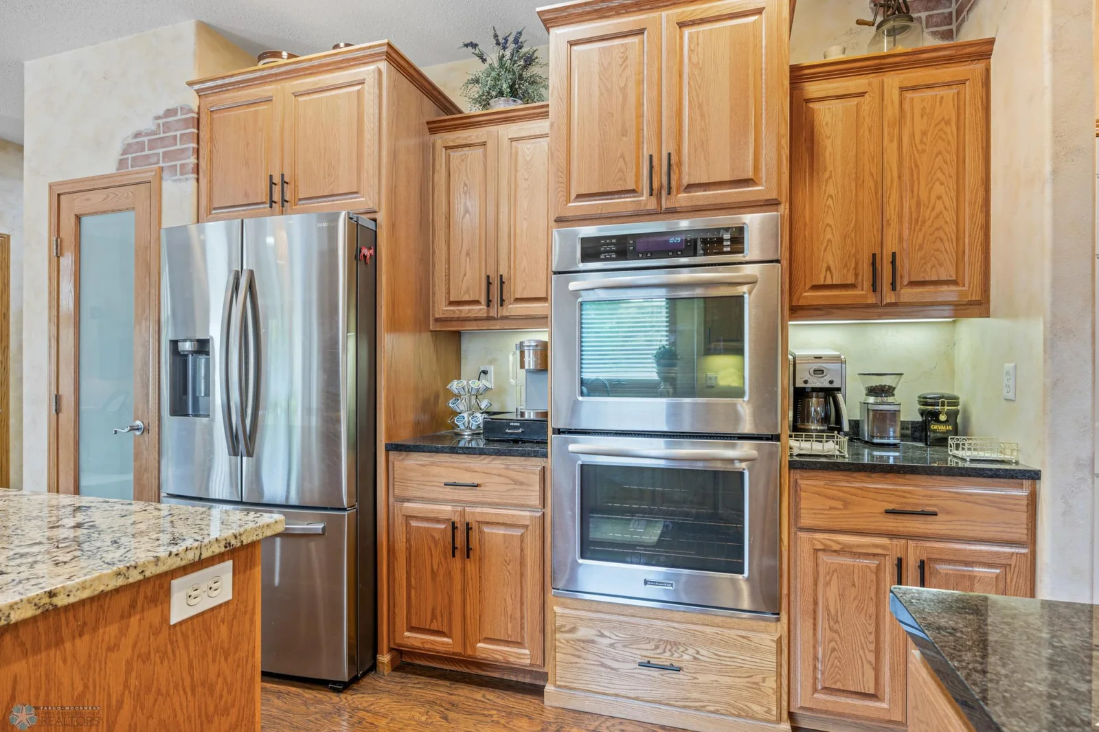Panty with cabinets and double oven