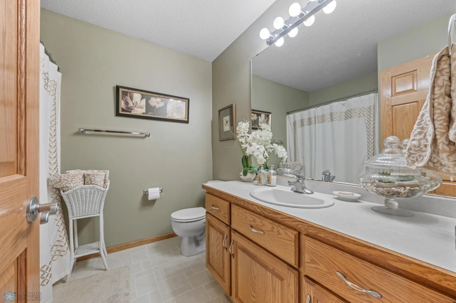 Full upper level bathroom