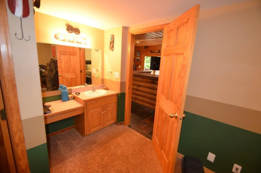LL bedroom has vanity