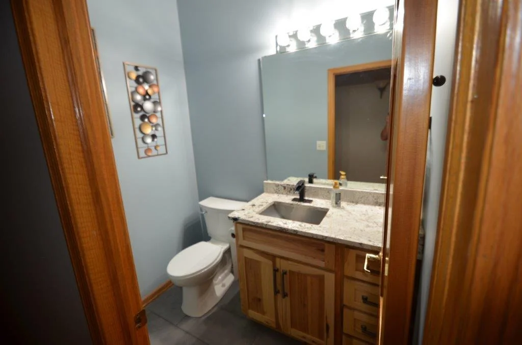 Main floor 1/2 bath