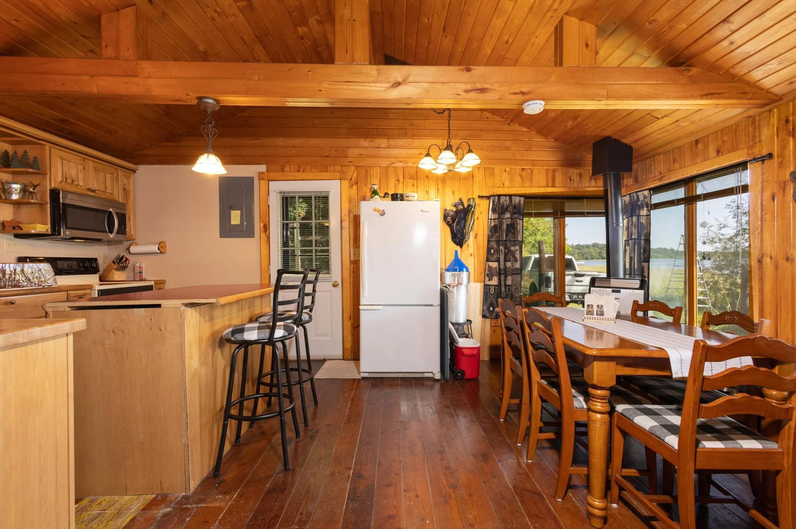 Kitchen Dining.jpg