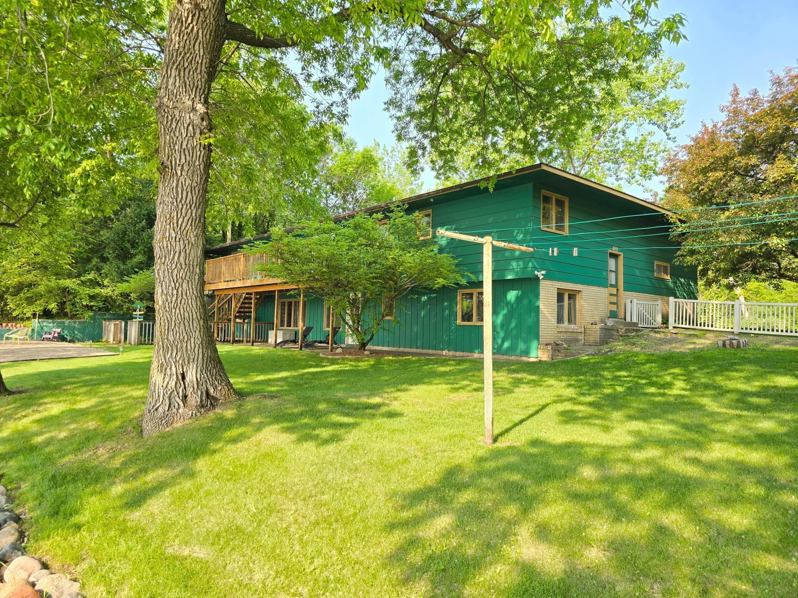 Great, level yard area between the house and the lake!