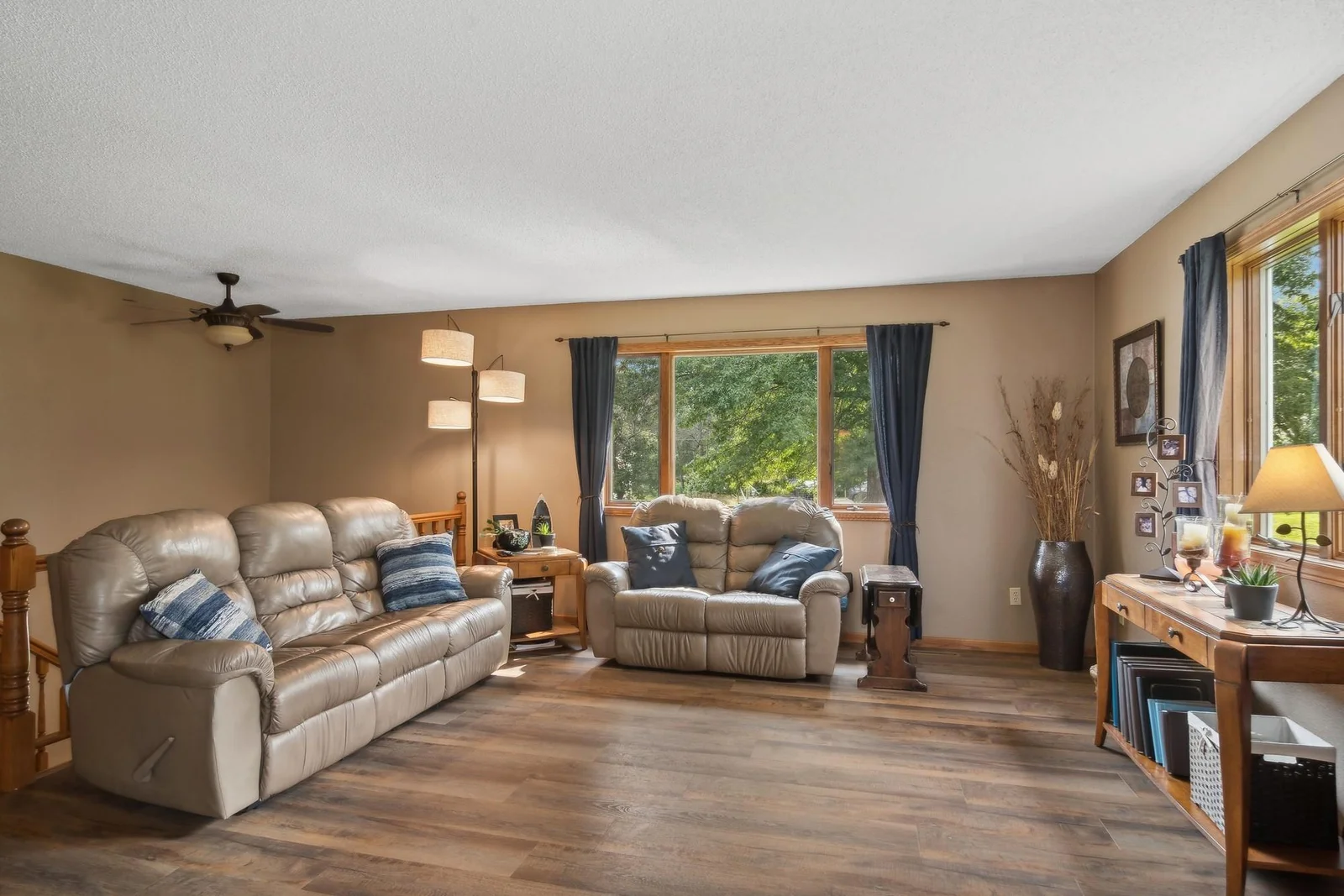 08_1157042ndStSE_165_LivingRoom_DownloadforMLS_2000x1333.jpg