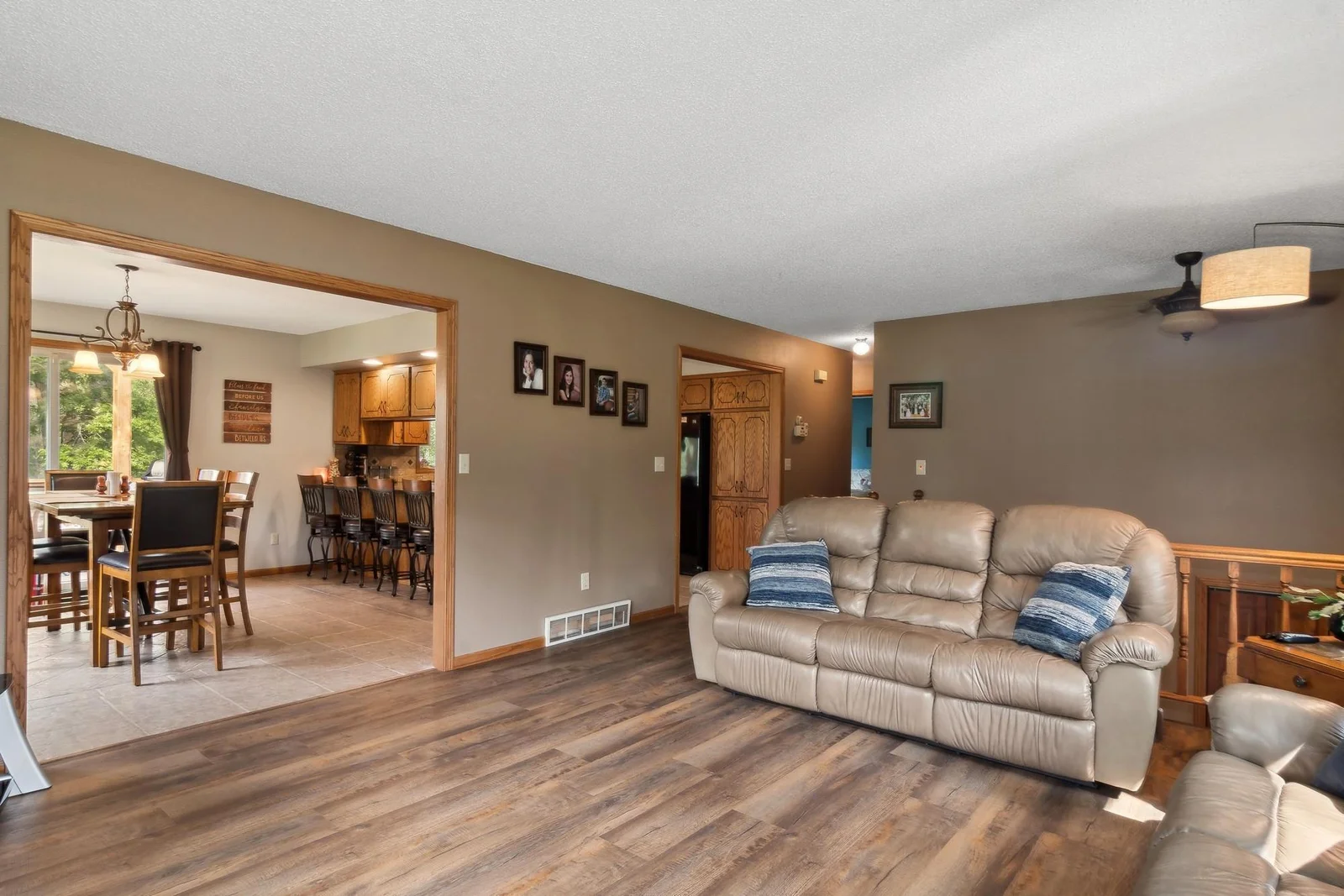 09_1157042ndStSE_10001_LivingRoom_DownloadforMLS_2000x1333.jpg