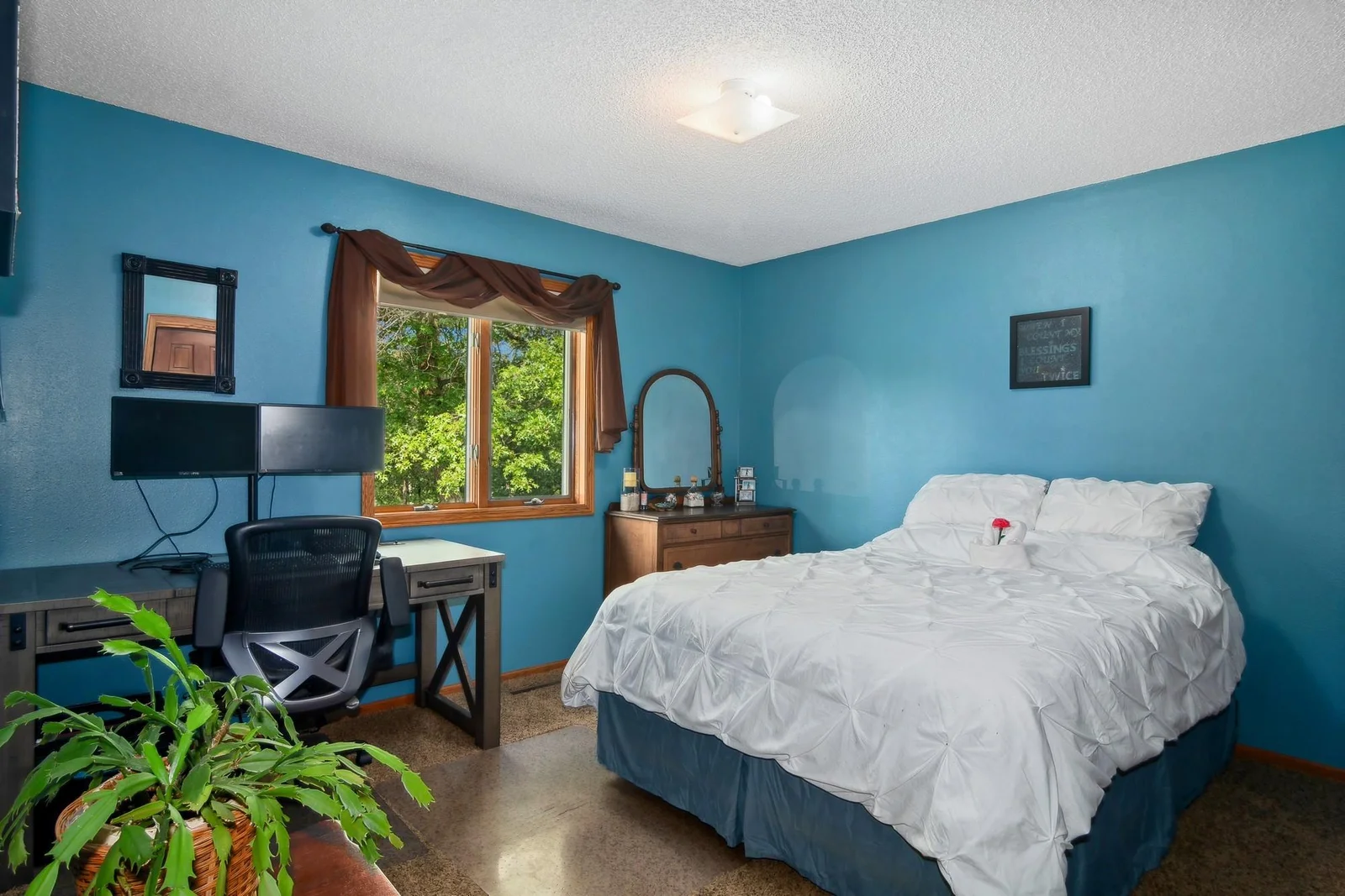 19_1157042ndStSE_153_2ndBedroom_DownloadforMLS_2000x1333.jpg
