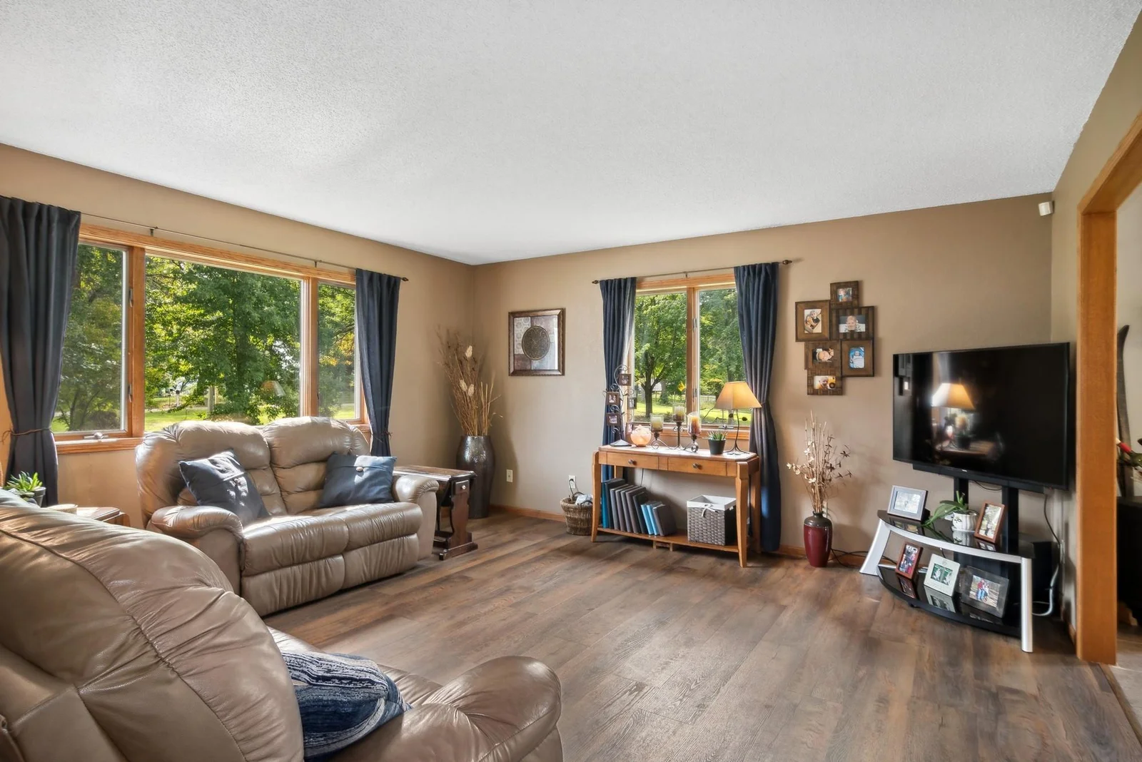 10_1157042ndStSE_10002_LivingRoom_DownloadforMLS_2000x1333.jpg
