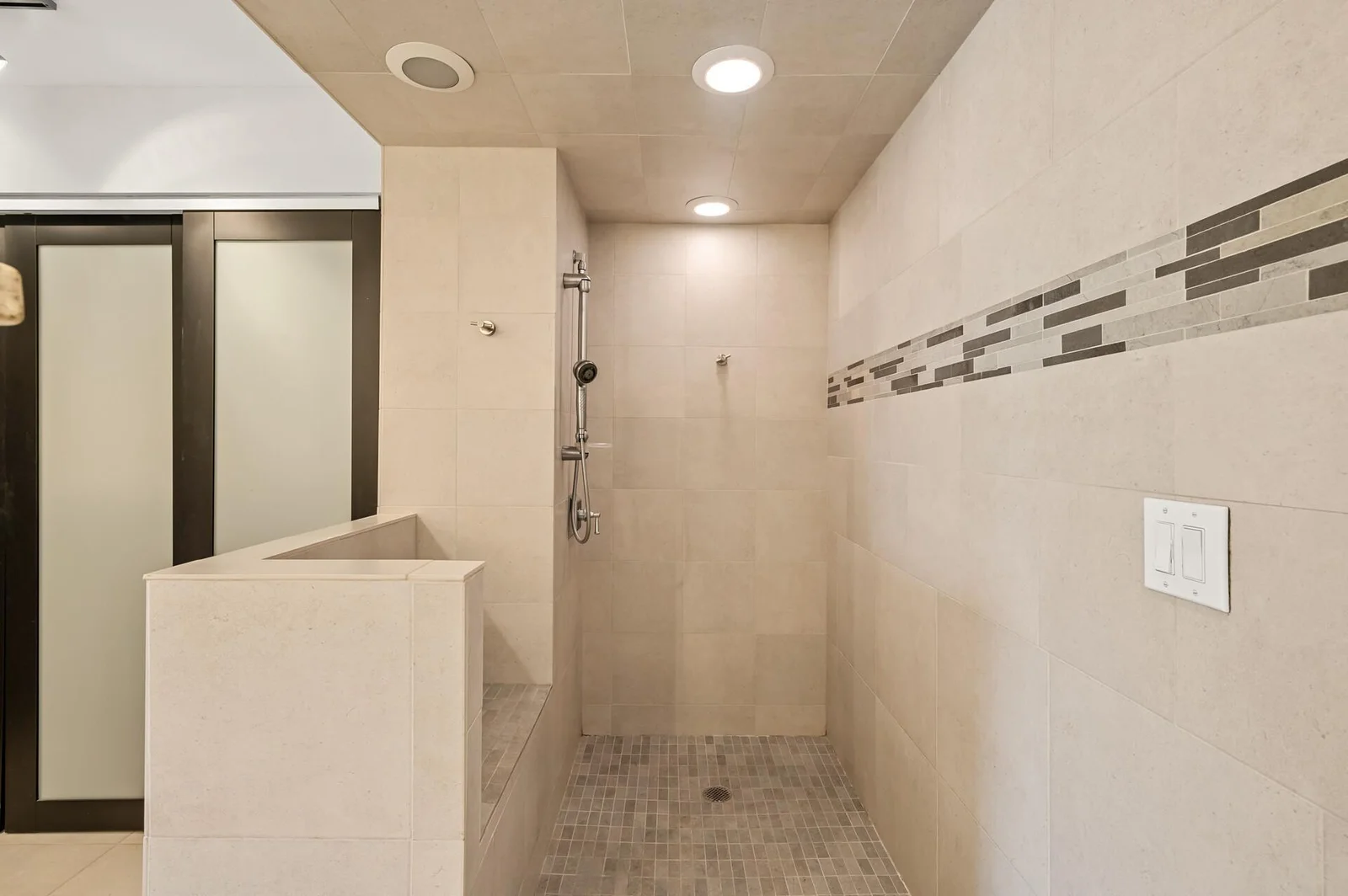 Big walk-in shower with bench.