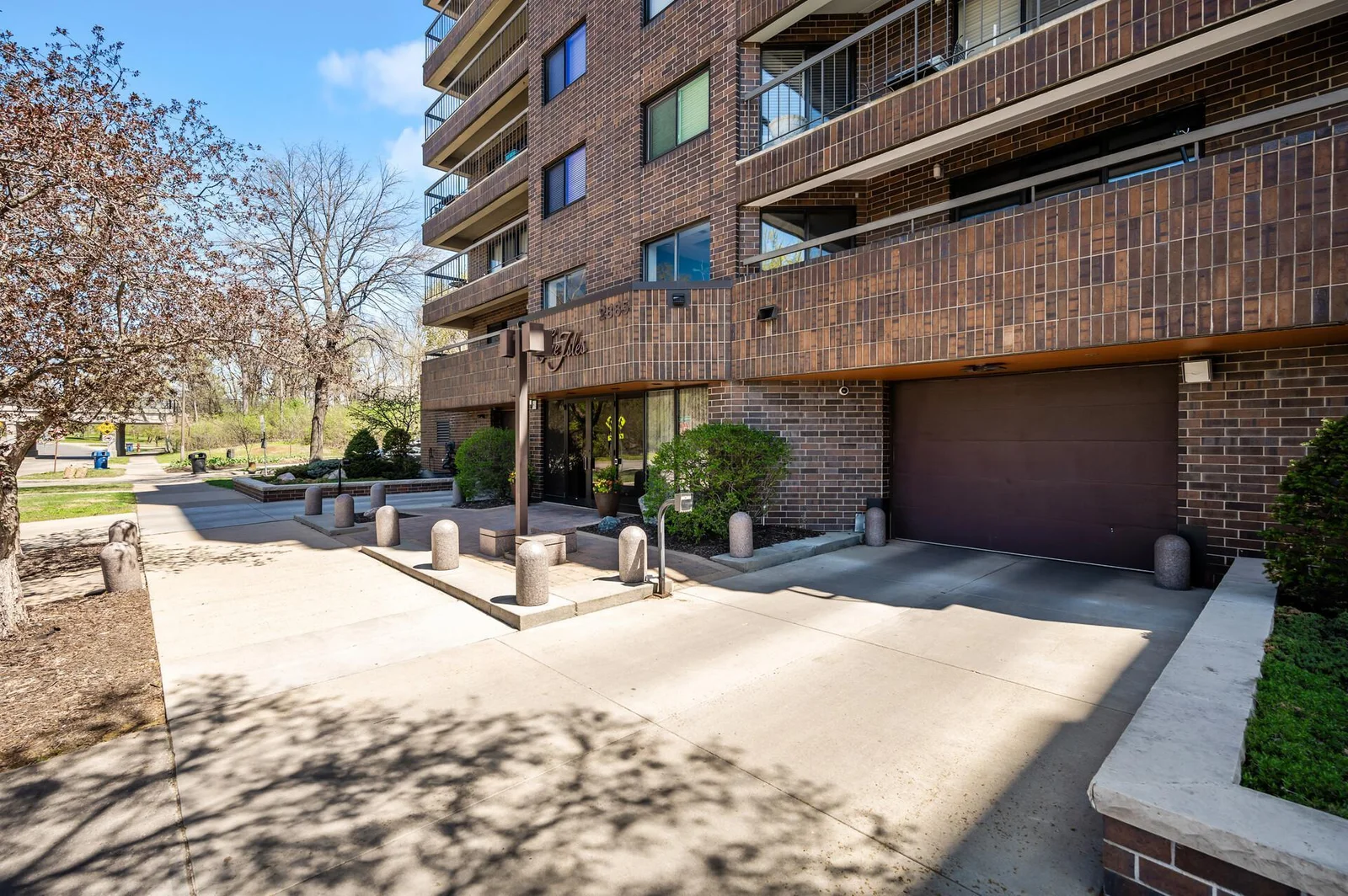 Easy access to parking garage and also street parking for guests.