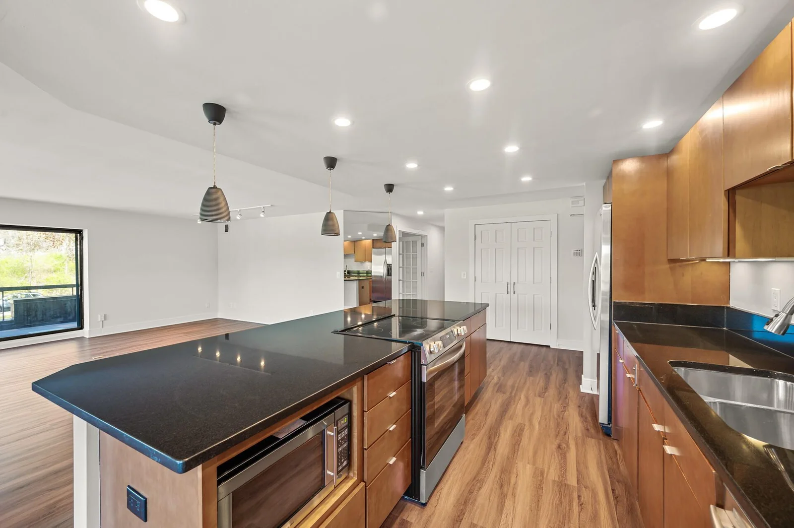 Lots of cabinets with pull out shelves.