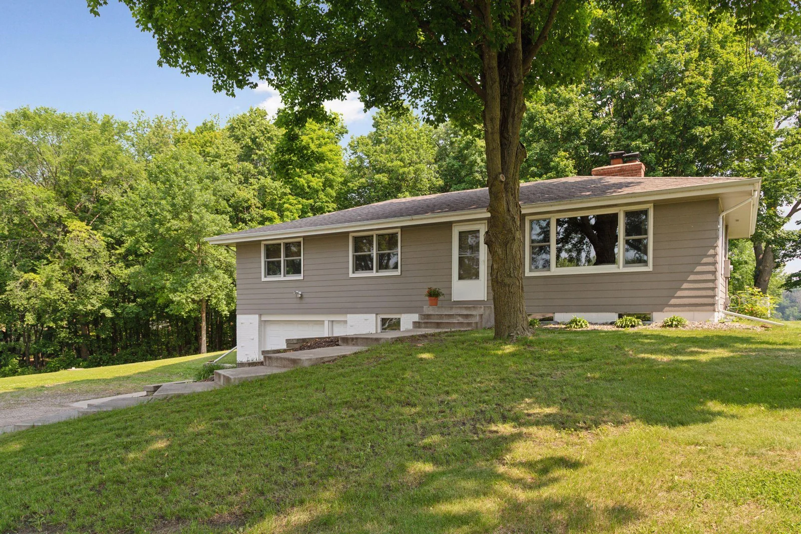Newer Andersen windows and siding, tuck under one garage heated garage.