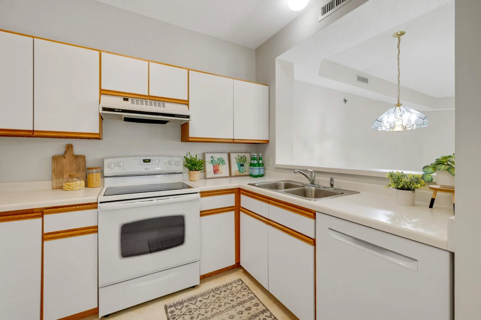 Spacious and bright kitchen
