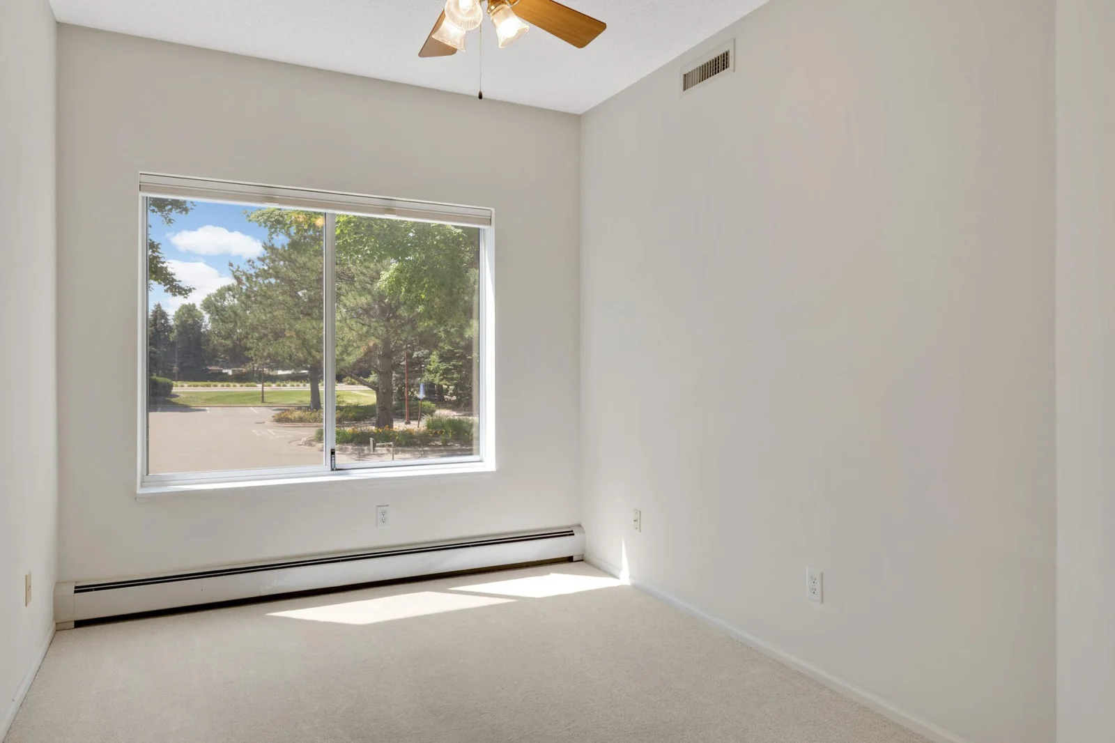 2nd bedroom with wouthern exposure