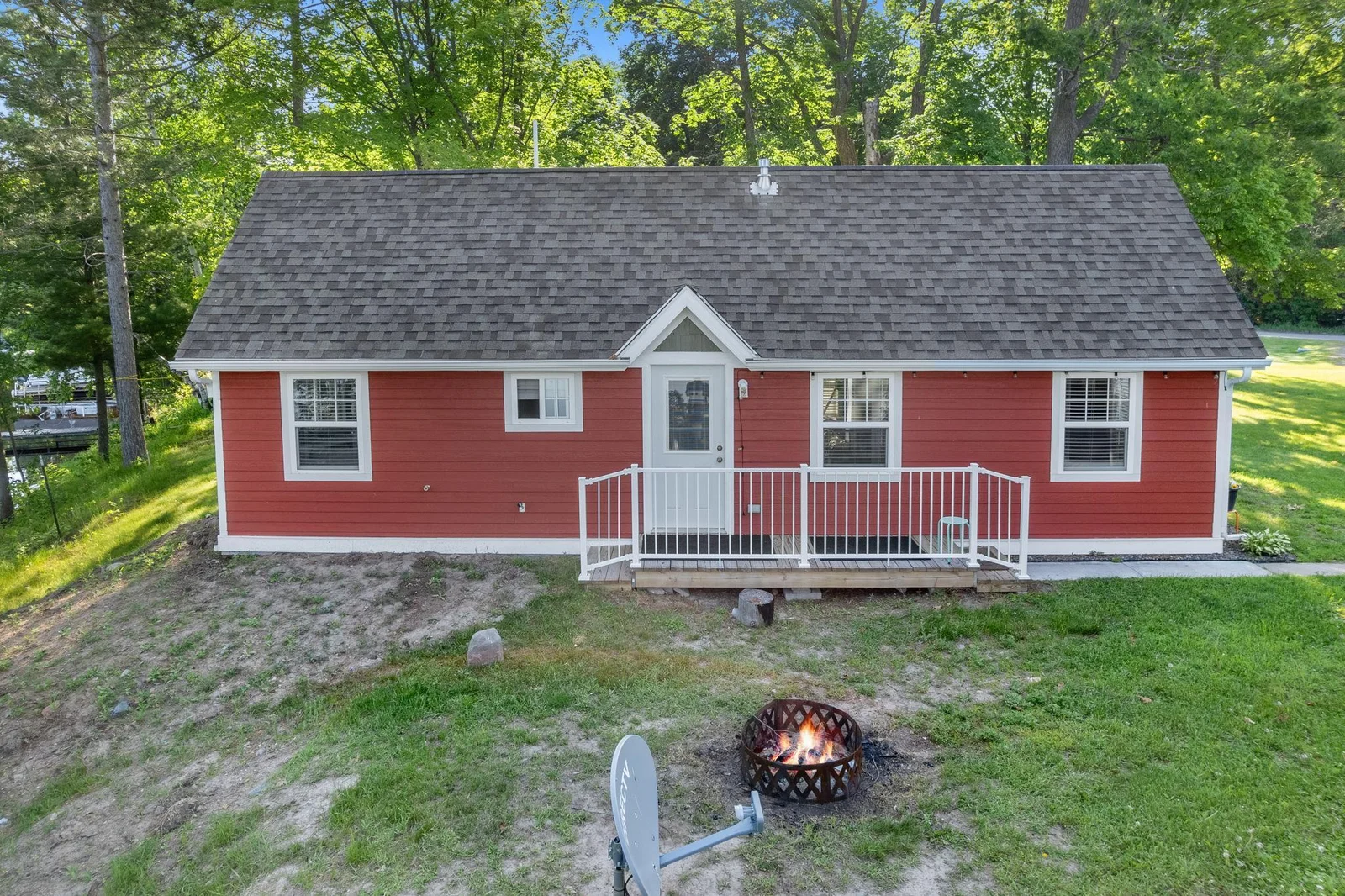 Exterior view of the home/cabin with 2 bedrooms.  Interior and exterior are in great condition.