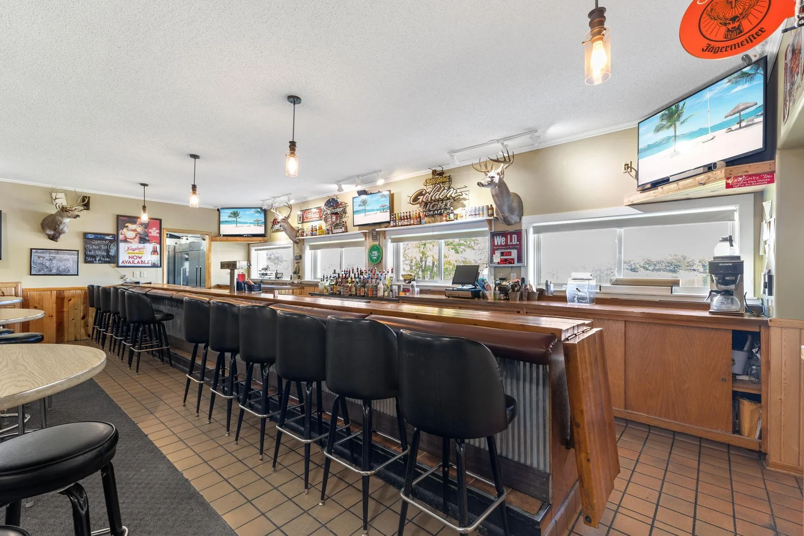 This building was previously used as a restaurant/tavern.   It looks right out on the lake.  It provides a walk in cooler, full commercial kitchen, lots of storage room and so much more.  Use the building as is or repurpose it for a new venture.