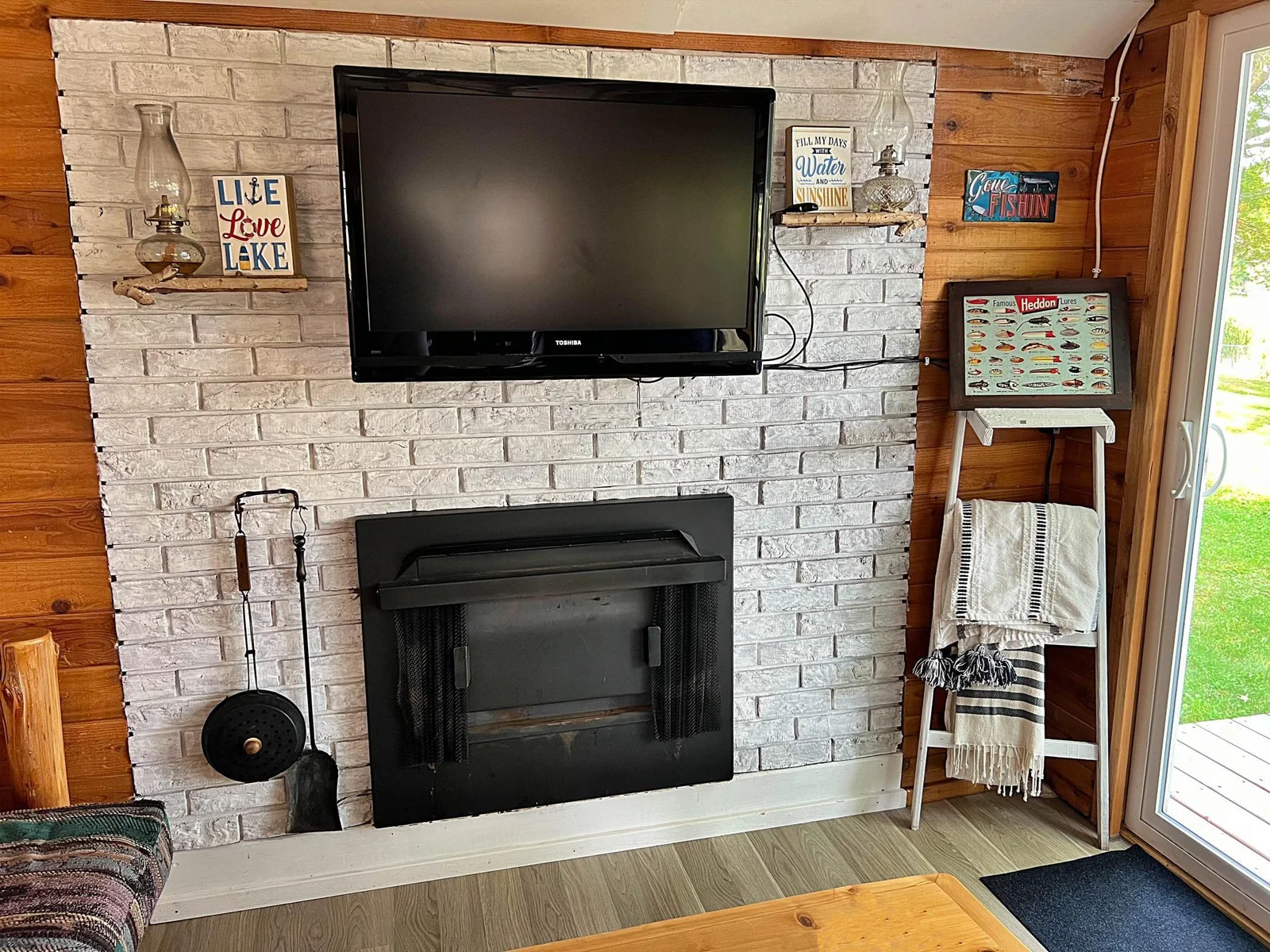 Fireplace aesthetic only (non-functioning) .jpg
