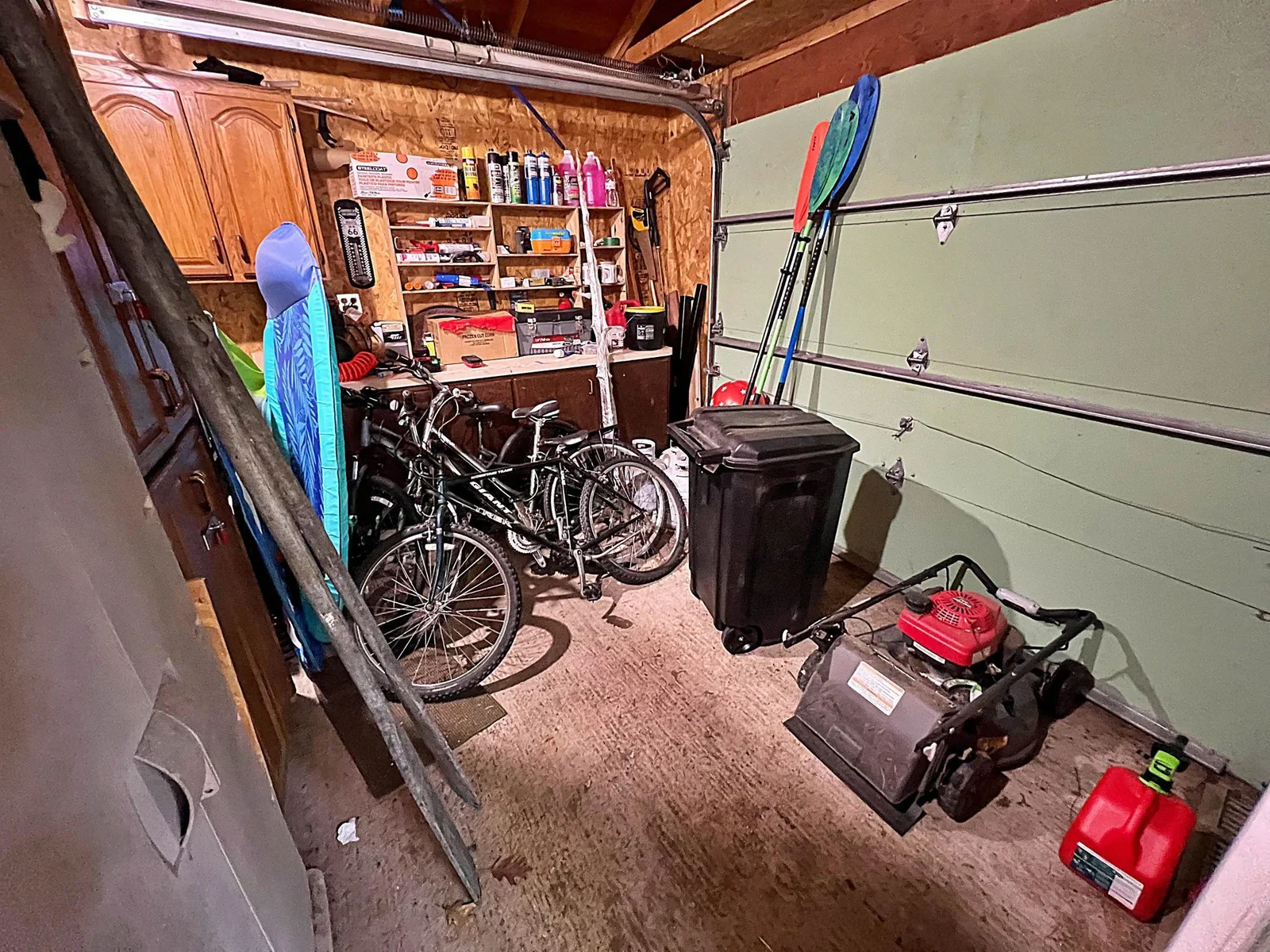 Garage inside .jpg