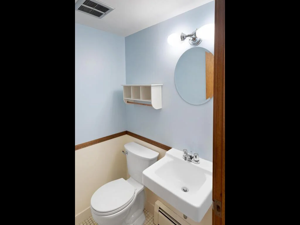 Main floor 1/2 bath