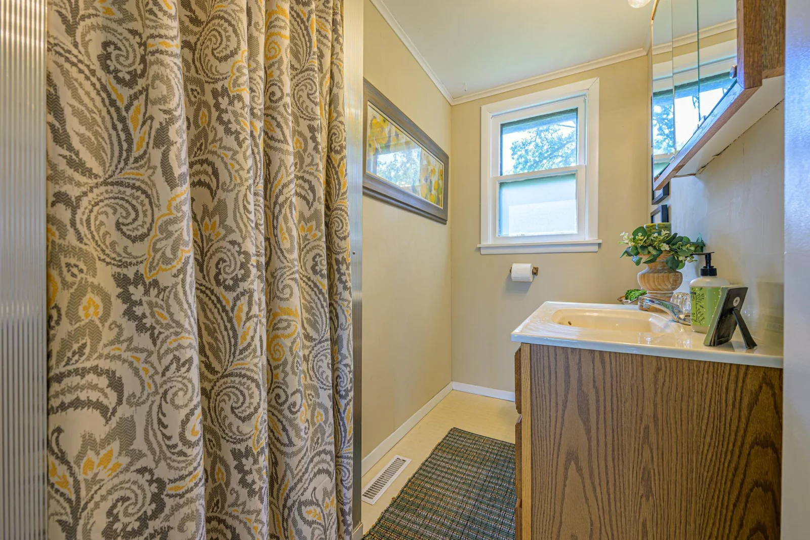 Main floor 3/4 bathroom