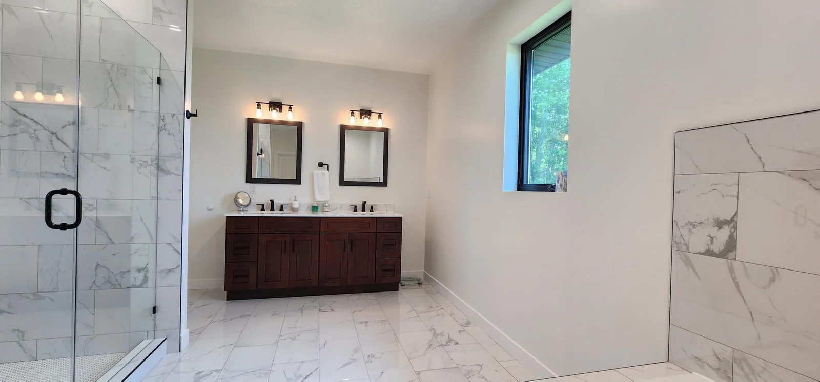 Doubles sinks and separate walk-in shower in the primary bath