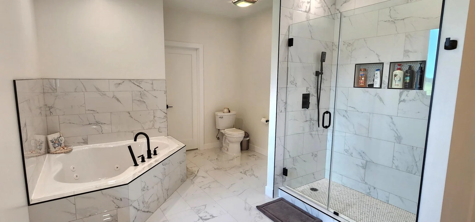 Spa-like primary Ensuite with jetted tub