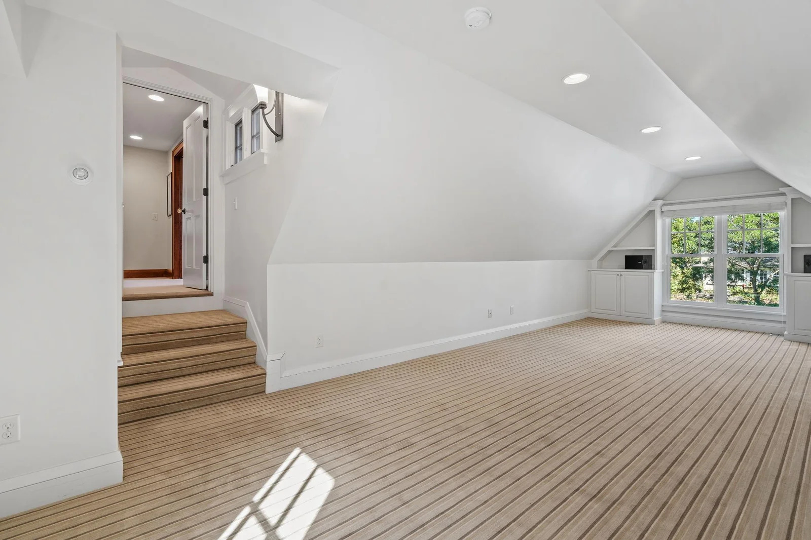Huge extra bonus room located on the upper level. Great space for a playroom, sitting room, or entertainment space.