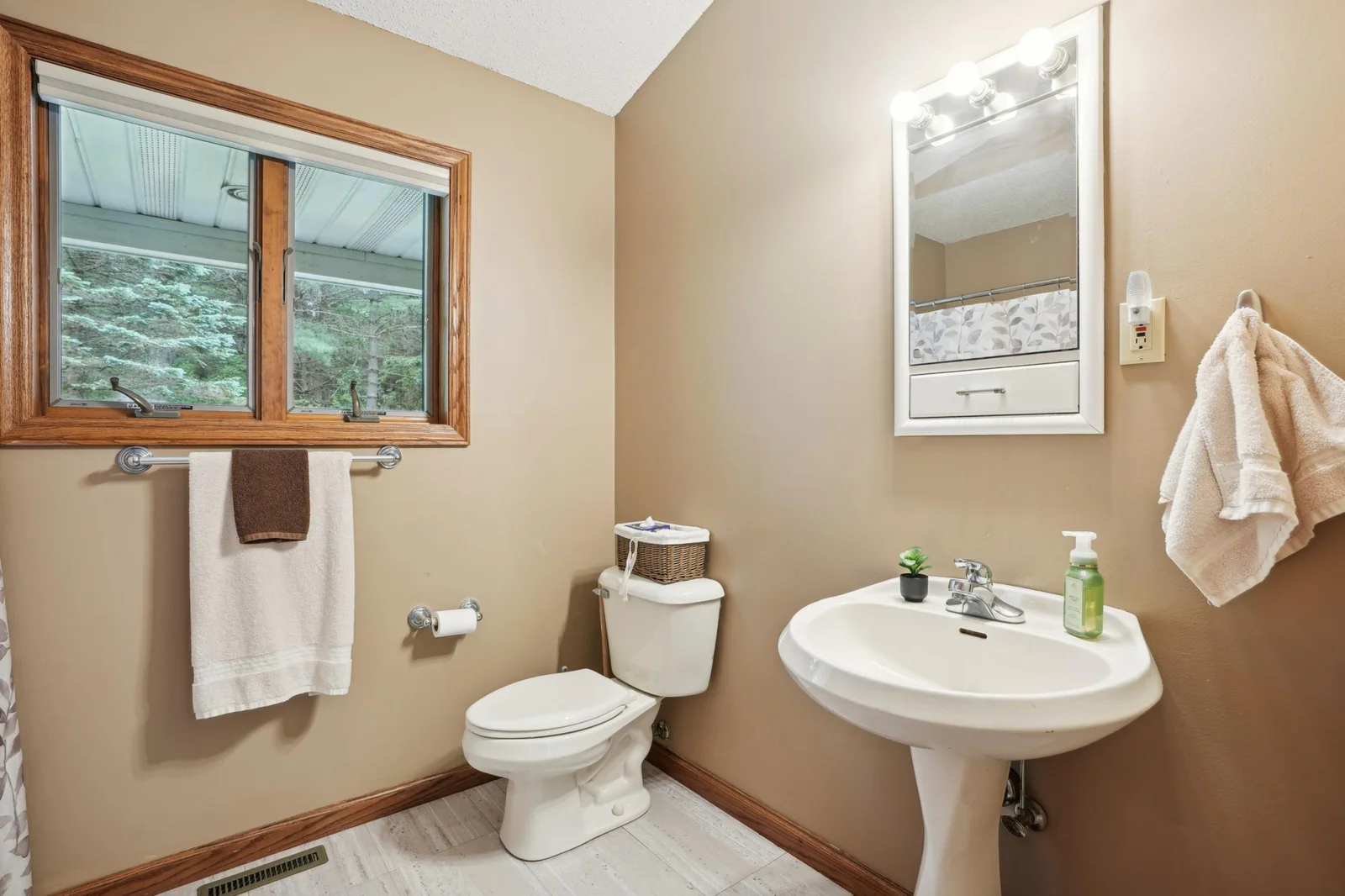 Full Bath Main Floorjpg.jpg