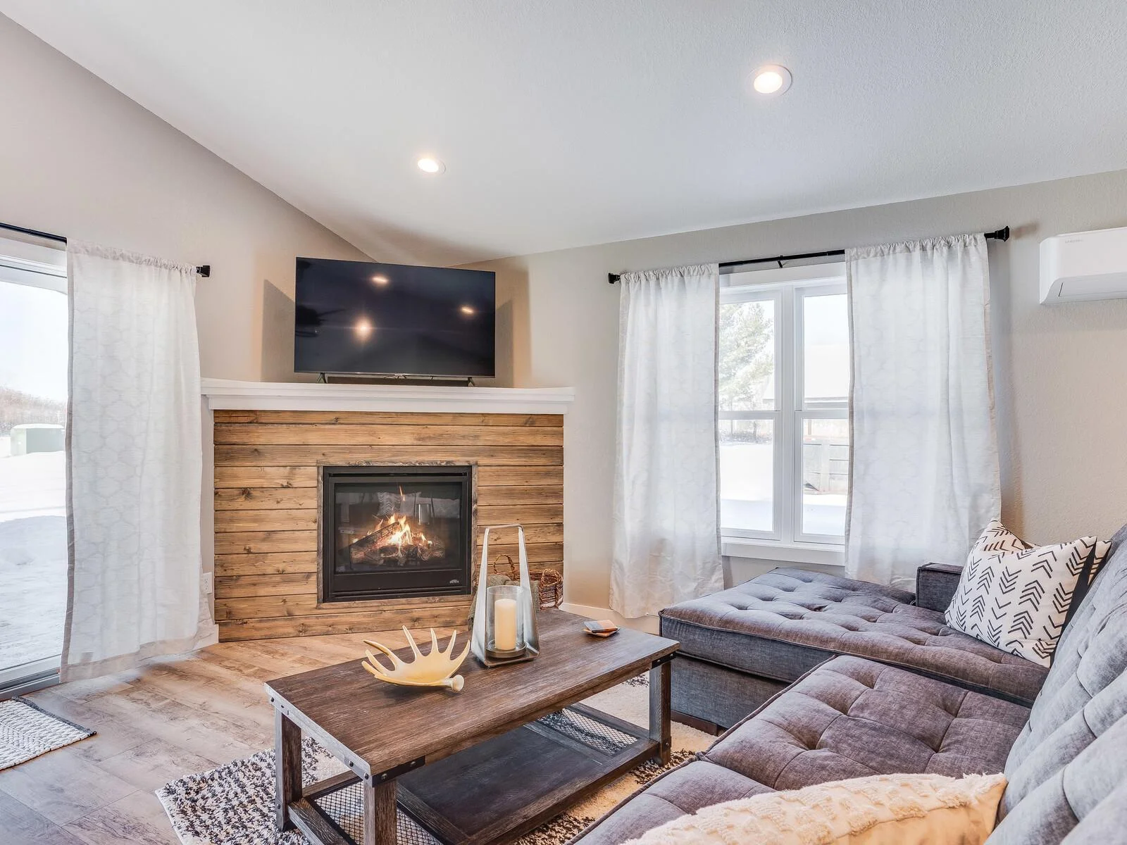 13_2855_BirchwoodLivingRm2_mls.jpg