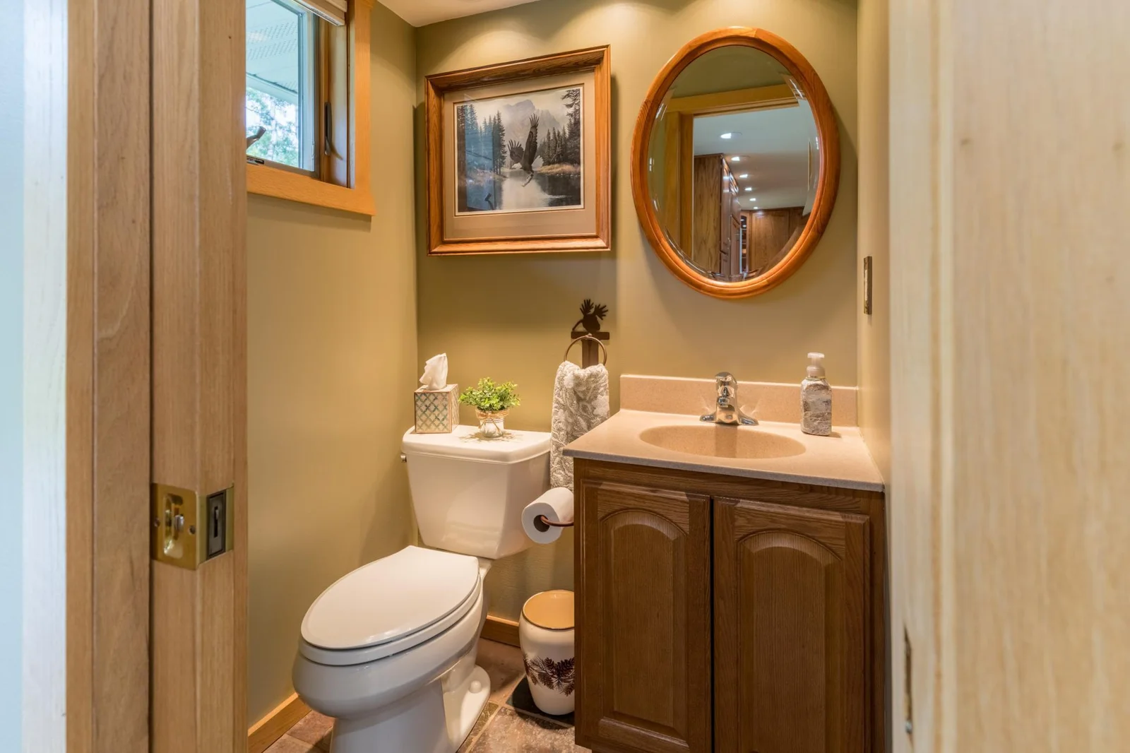 Main Level 1/2 Bath.jpg