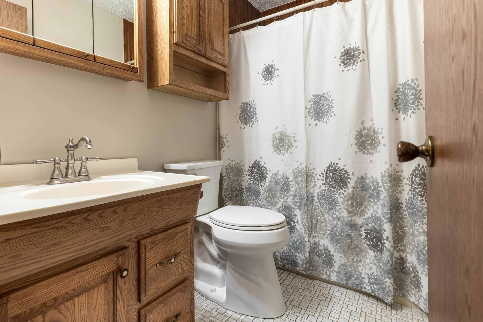 Main floor full bath